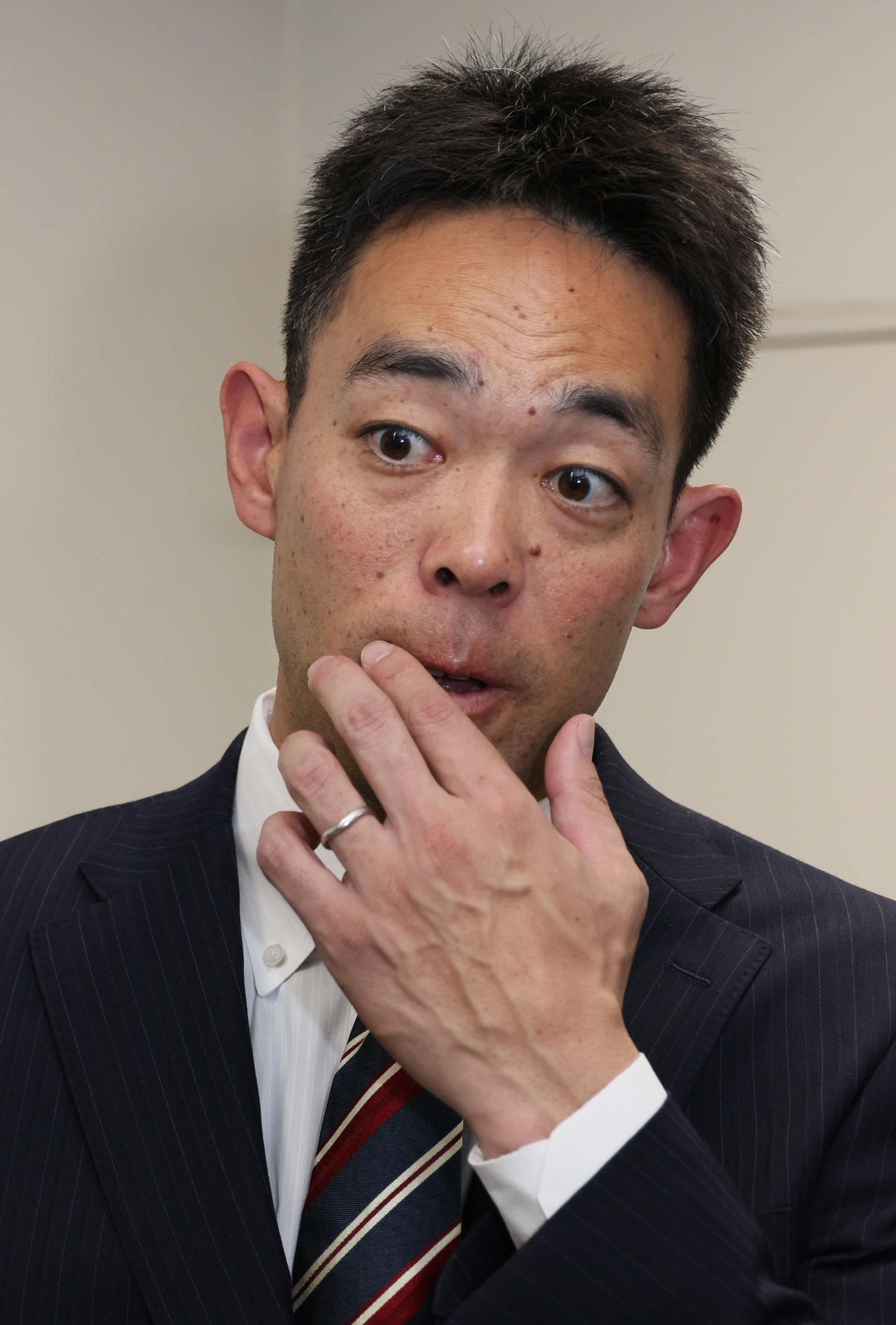 契約更改後、囲み取材に応じる広島秋山（撮影・加藤孝規）　