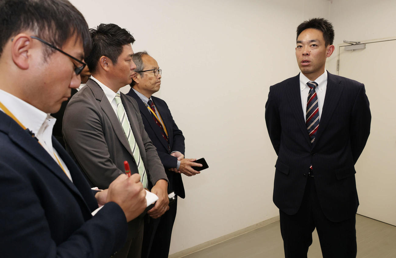 契約更改後、囲み取材に応じる広島秋山（撮影・加藤孝規）　