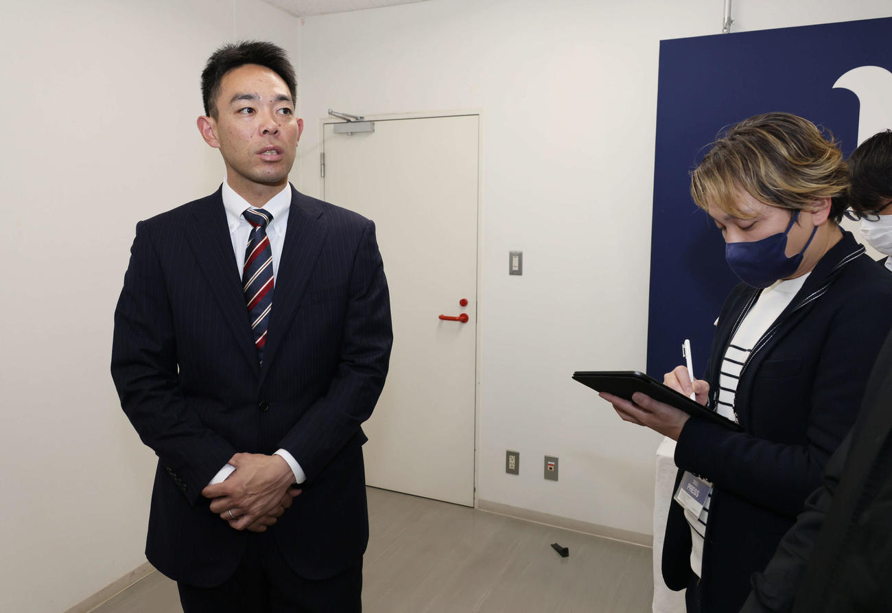 契約更改後、囲み取材に応じる広島秋山（撮影・加藤孝規）　