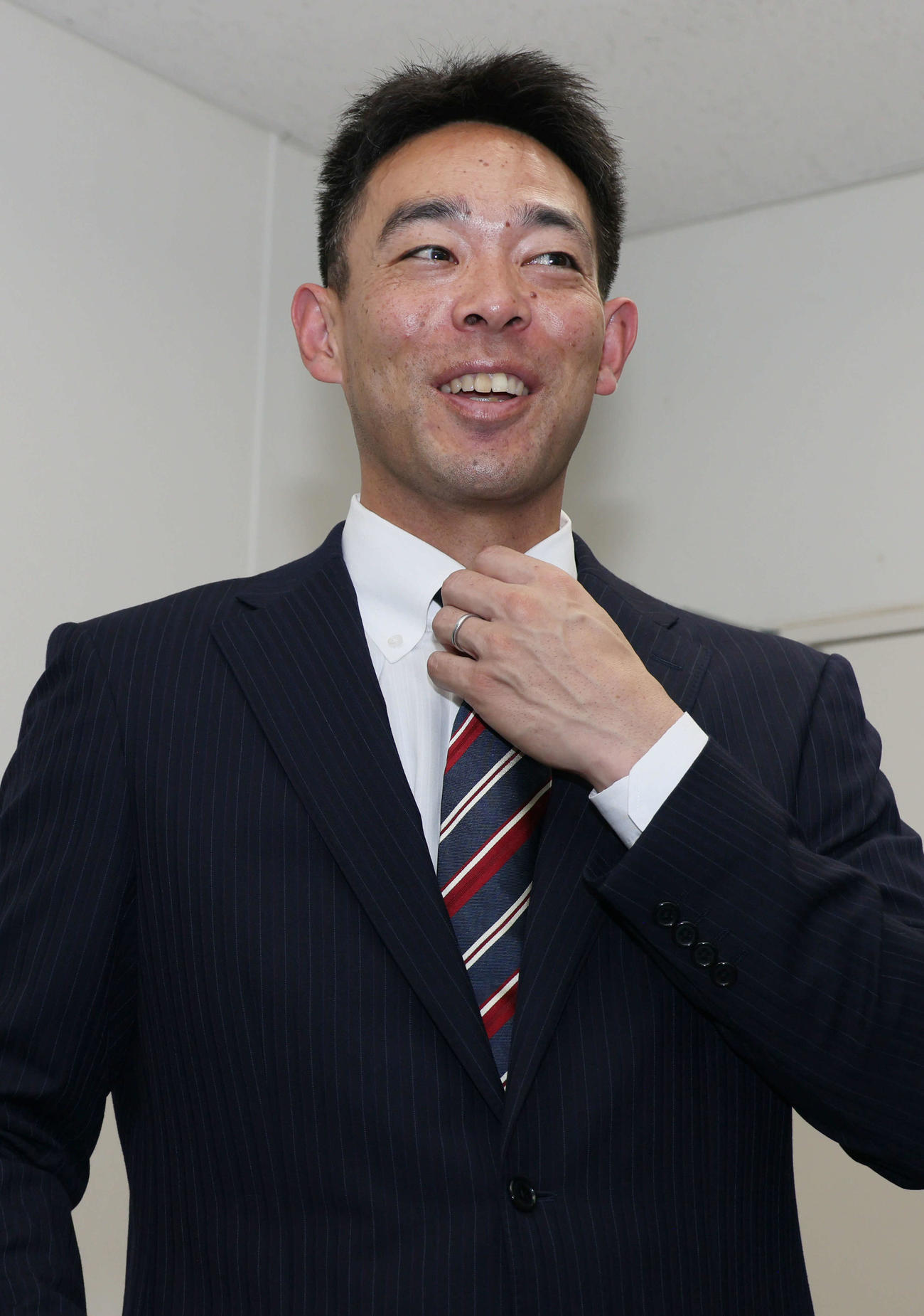 契約更改後、囲み取材に応じる広島秋山（撮影・加藤孝規）　