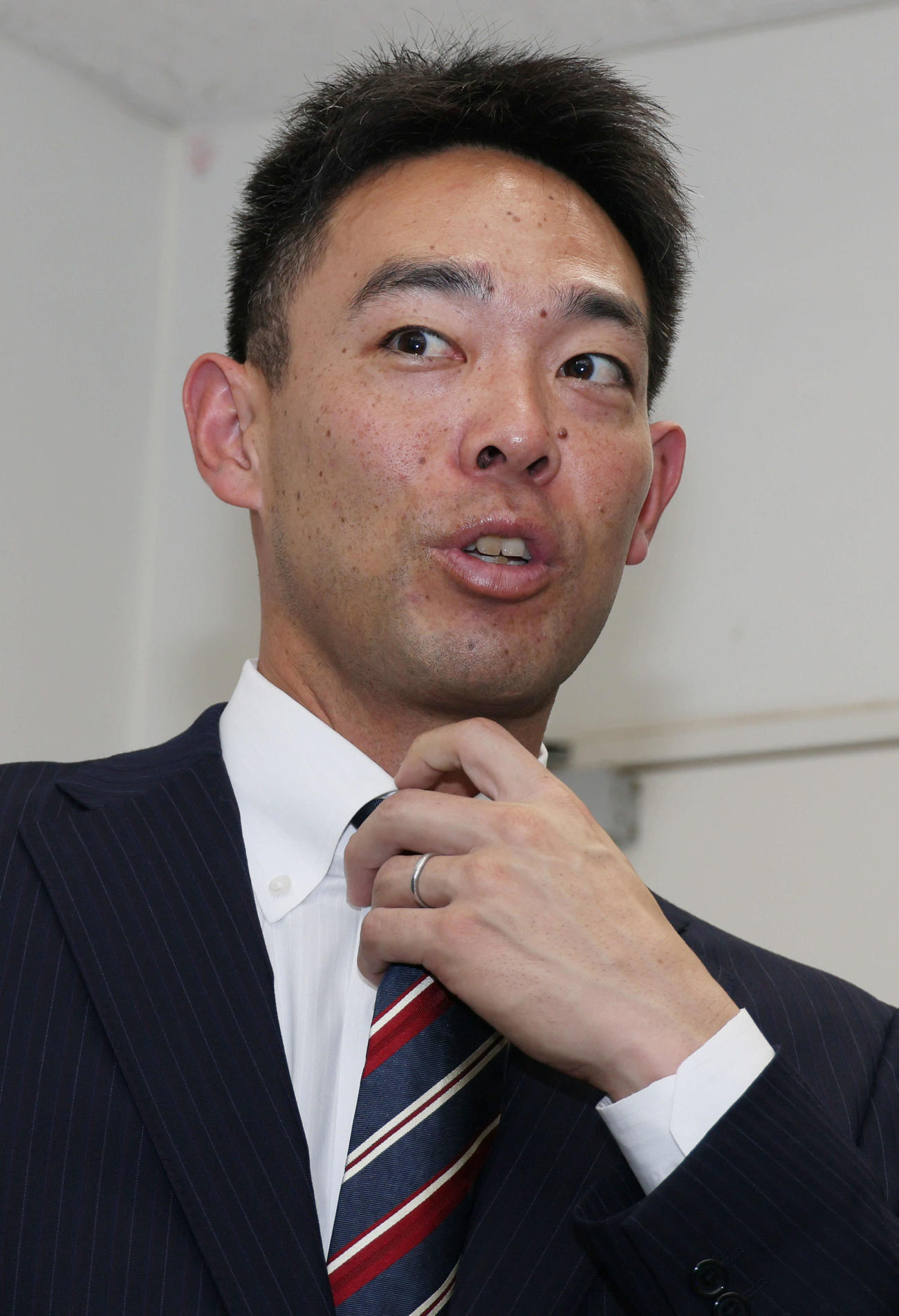 契約更改後、囲み取材に応じる広島秋山（撮影・加藤孝規）　