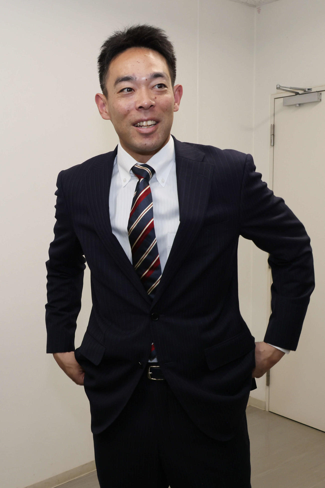 契約更改後、囲み取材に応じる広島秋山（撮影・加藤孝規）　