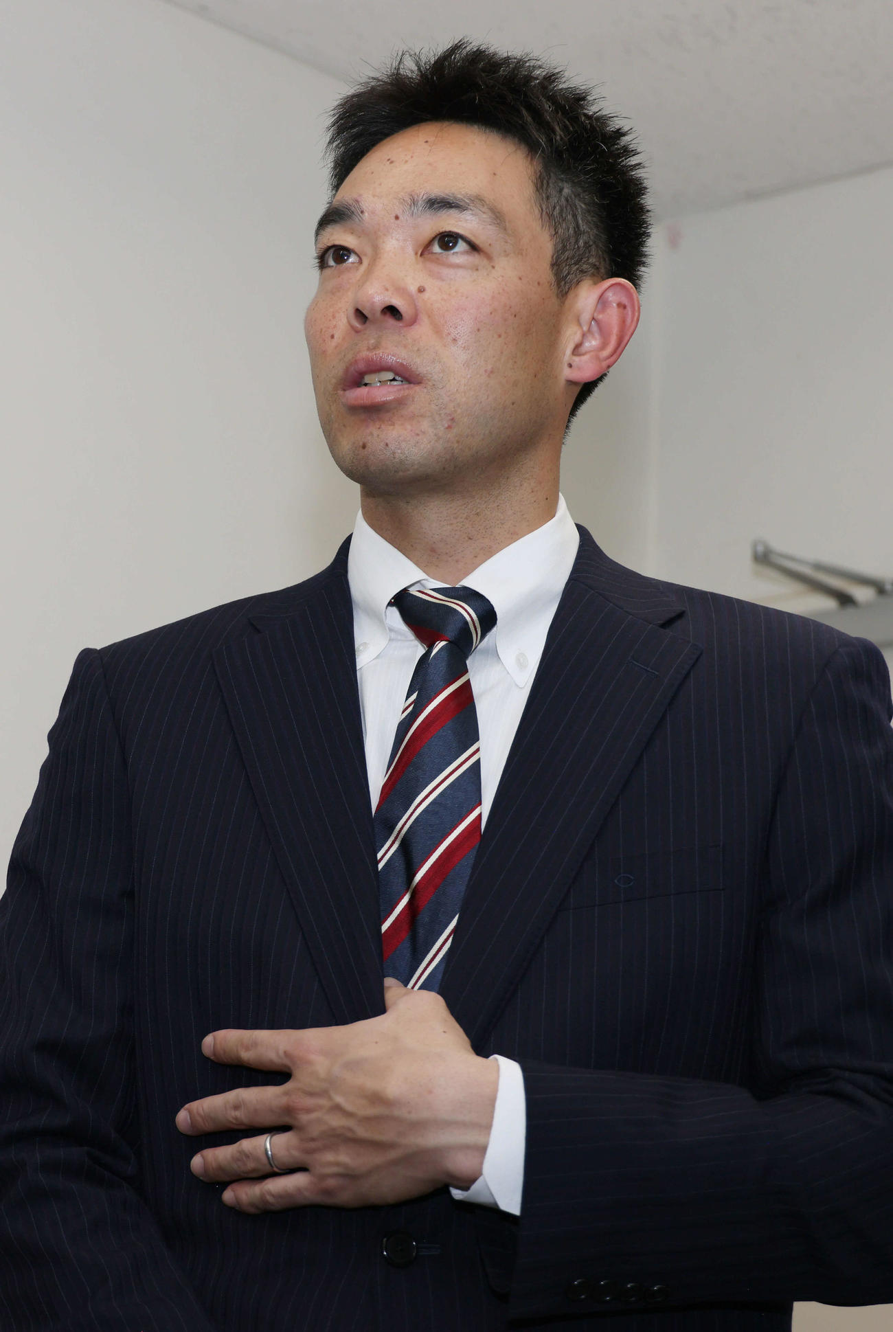 契約更改後、囲み取材に応じる広島秋山（撮影・加藤孝規）　