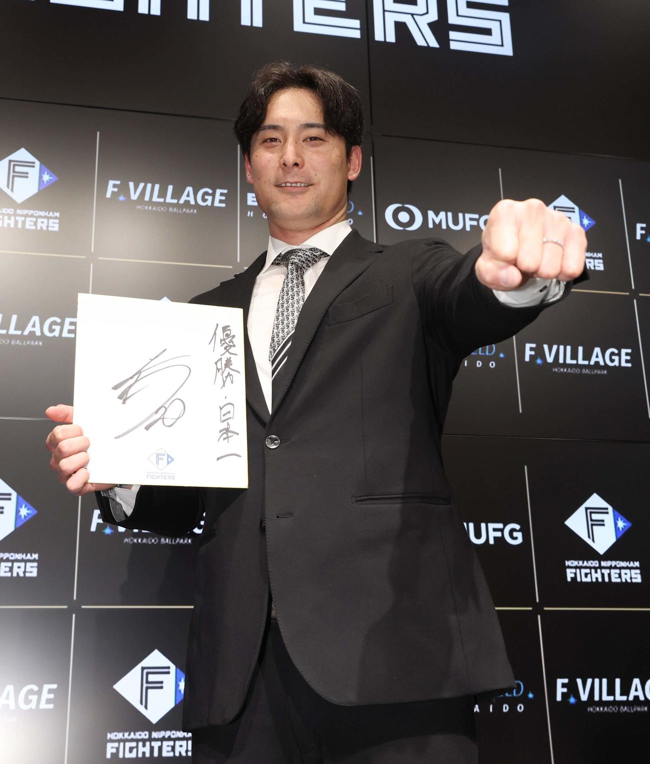 契約更改を終えポーズをとる上原（撮影・黒川智章）