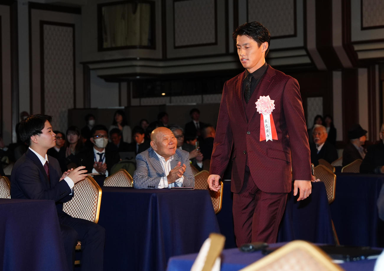 入場する楽天辰己（撮影・鈴木みどり）