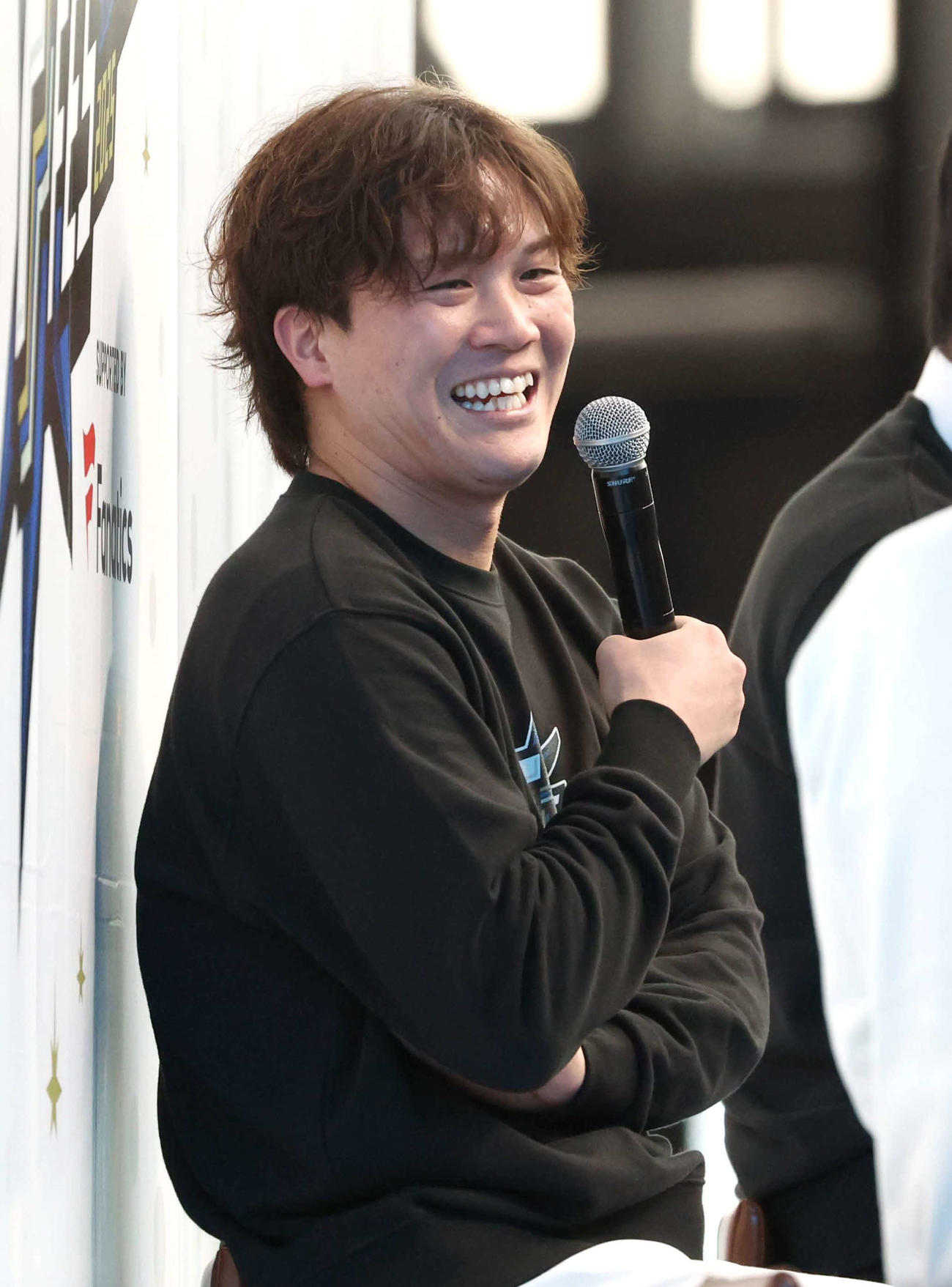 日本ハムファンフェスティバル　トークショーで笑顔の伏見（2025年11月撮影）