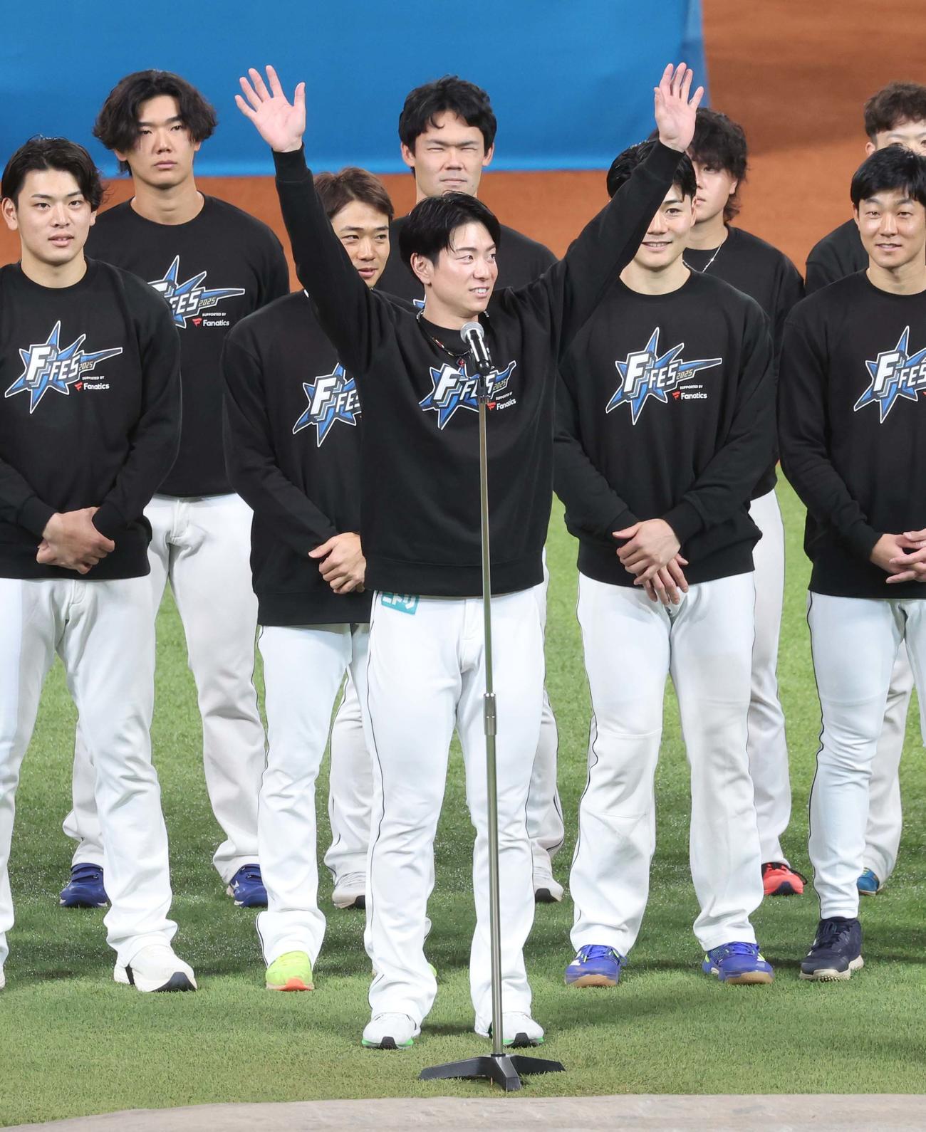 日本ハムファンフェスティバル　オープニングであいさつする松本剛（2025年11月撮影）