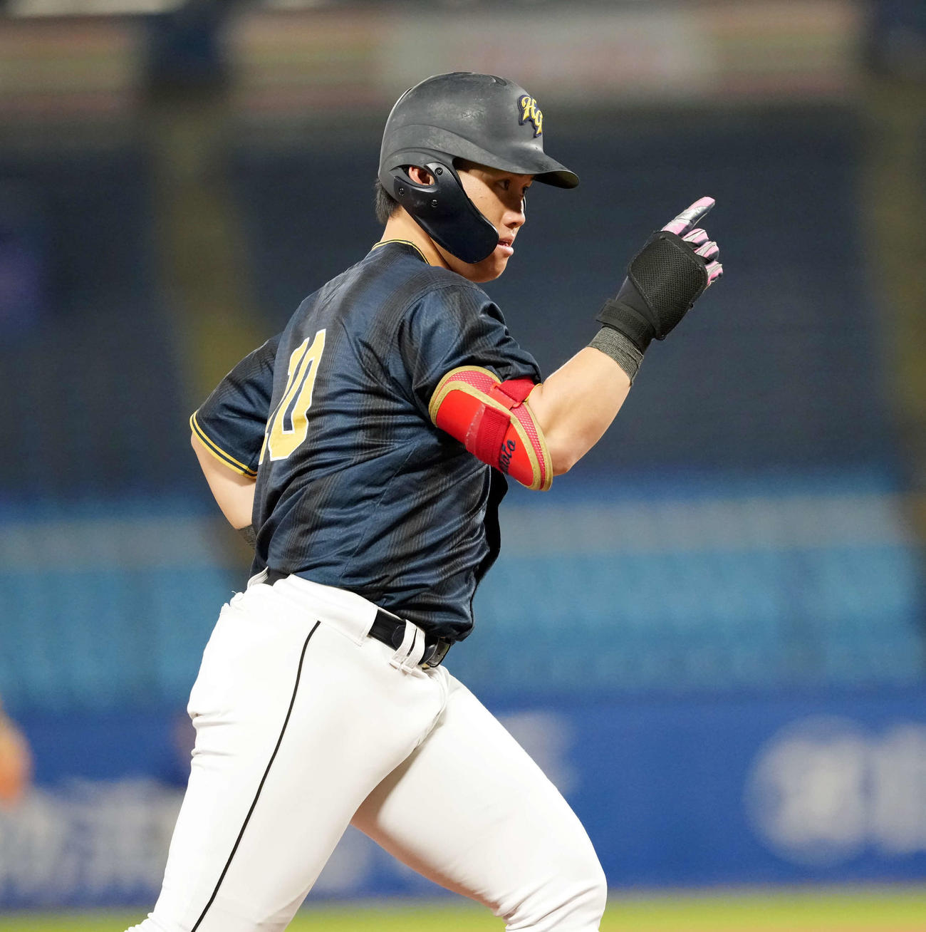 明治神宮大会の神奈川大戦で本塁打を放つ八戸学院大・十鳥（2025年11月撮影）
