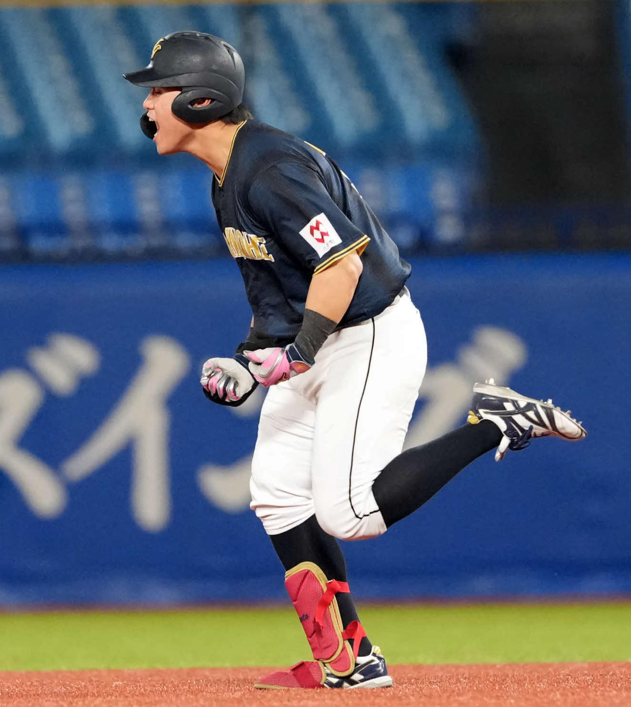 明治神宮大会の神奈川大戦で本塁打を放つ八戸学院大・十鳥真乙（2025年11月撮影）