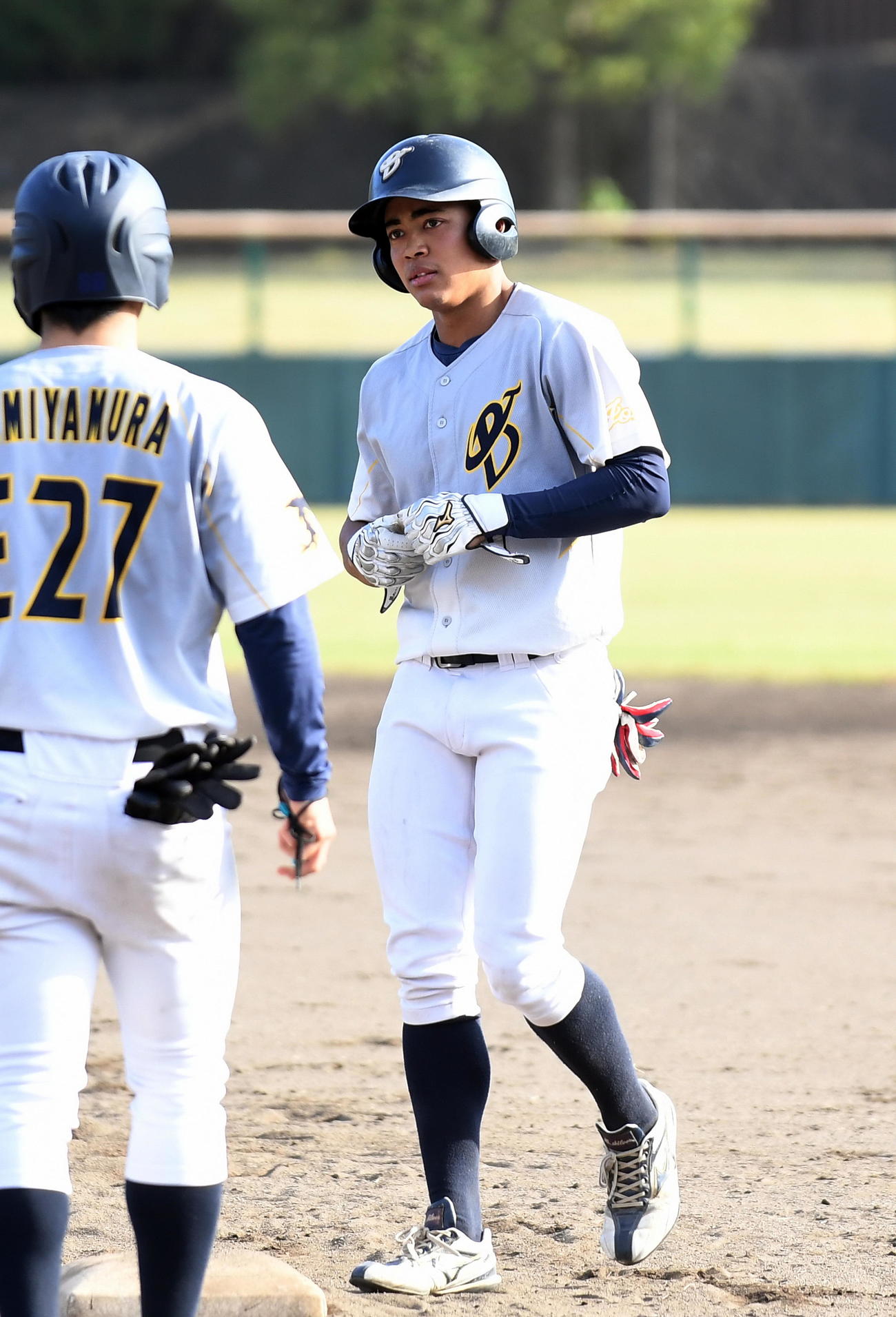 24日の静岡産大戦、中前打で出塁する上武大・岡村