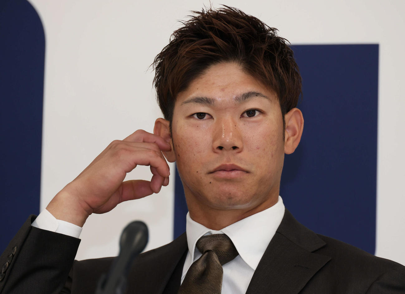 契約更改後、会見する広島坂倉（撮影・加藤孝規）　