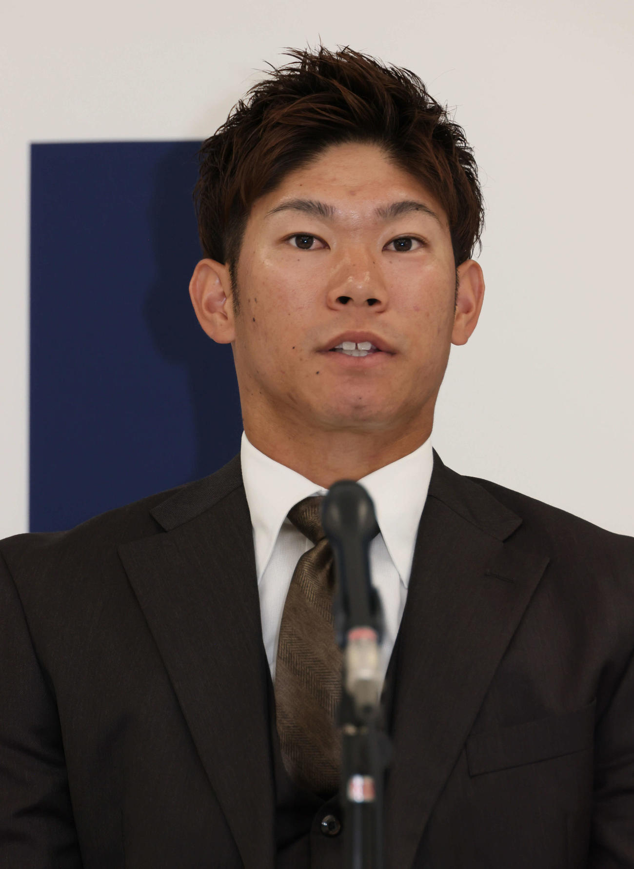 契約更改後、会見する広島坂倉（撮影・加藤孝規）　