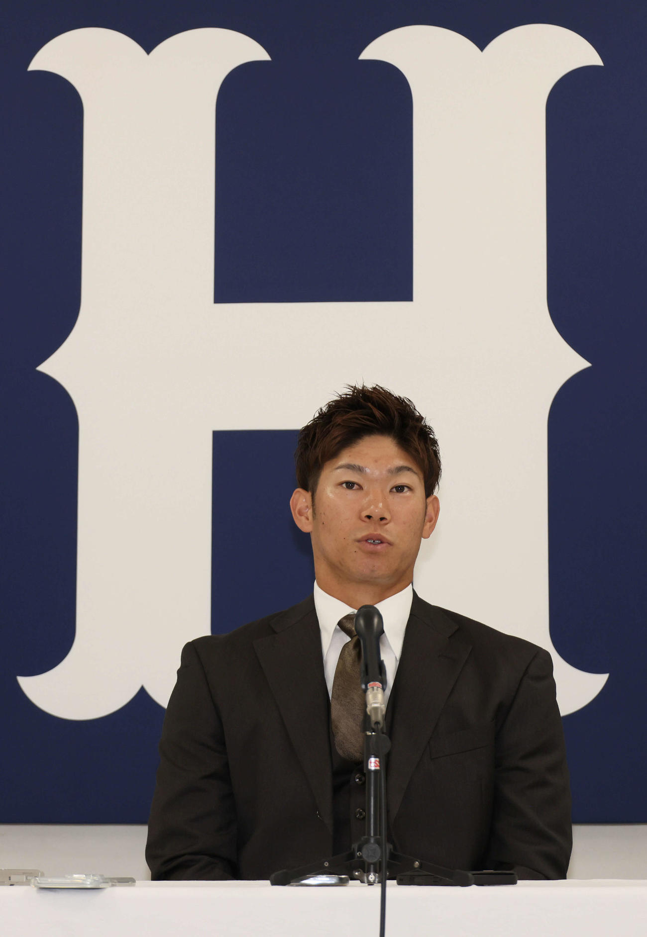 契約更改後、会見する広島坂倉（撮影・加藤孝規）　