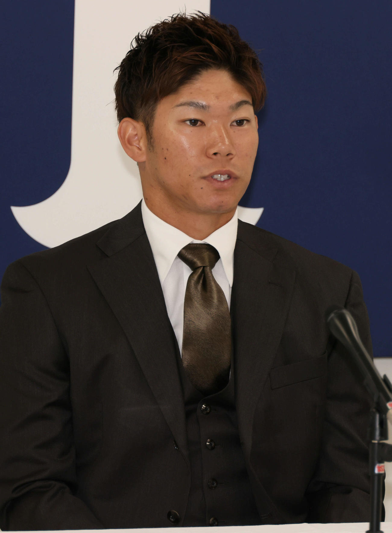 契約更改後、会見する広島坂倉（撮影・加藤孝規）　