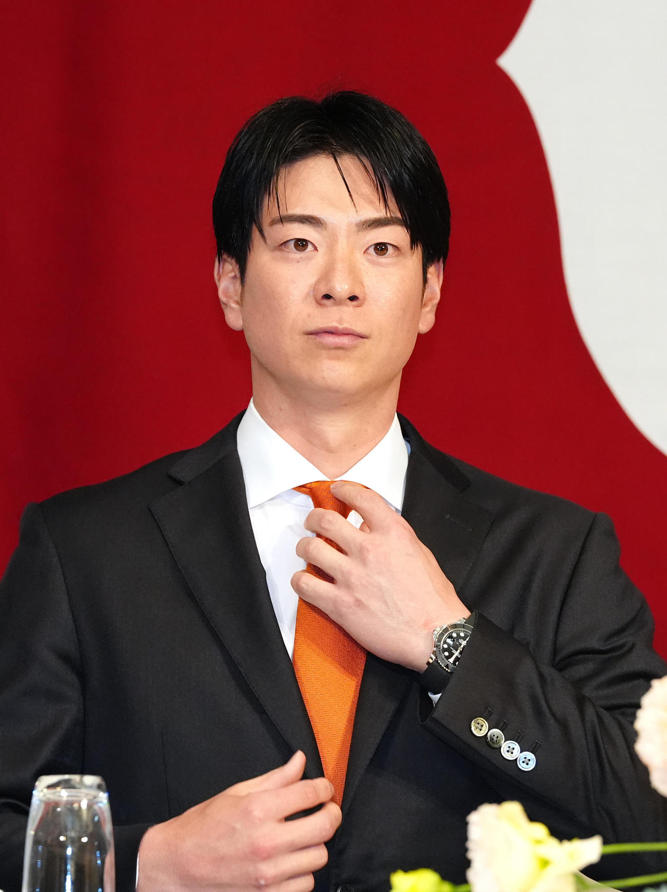 オレンジのネクタイを締め、巨人入団会見に臨む松本（撮影・江口和貴）
