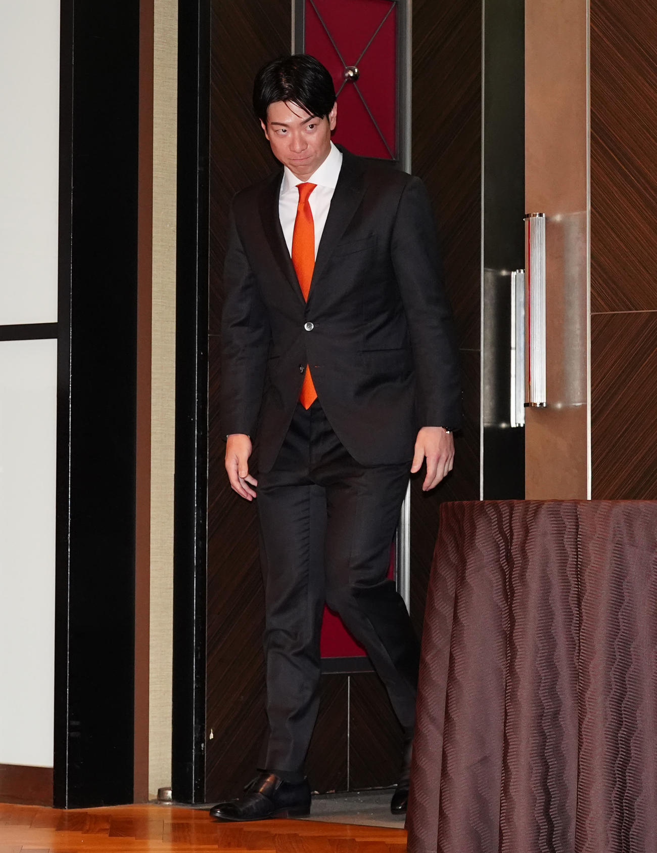 巨人入団が決まり、会見場に入る松本（撮影・江口和貴）