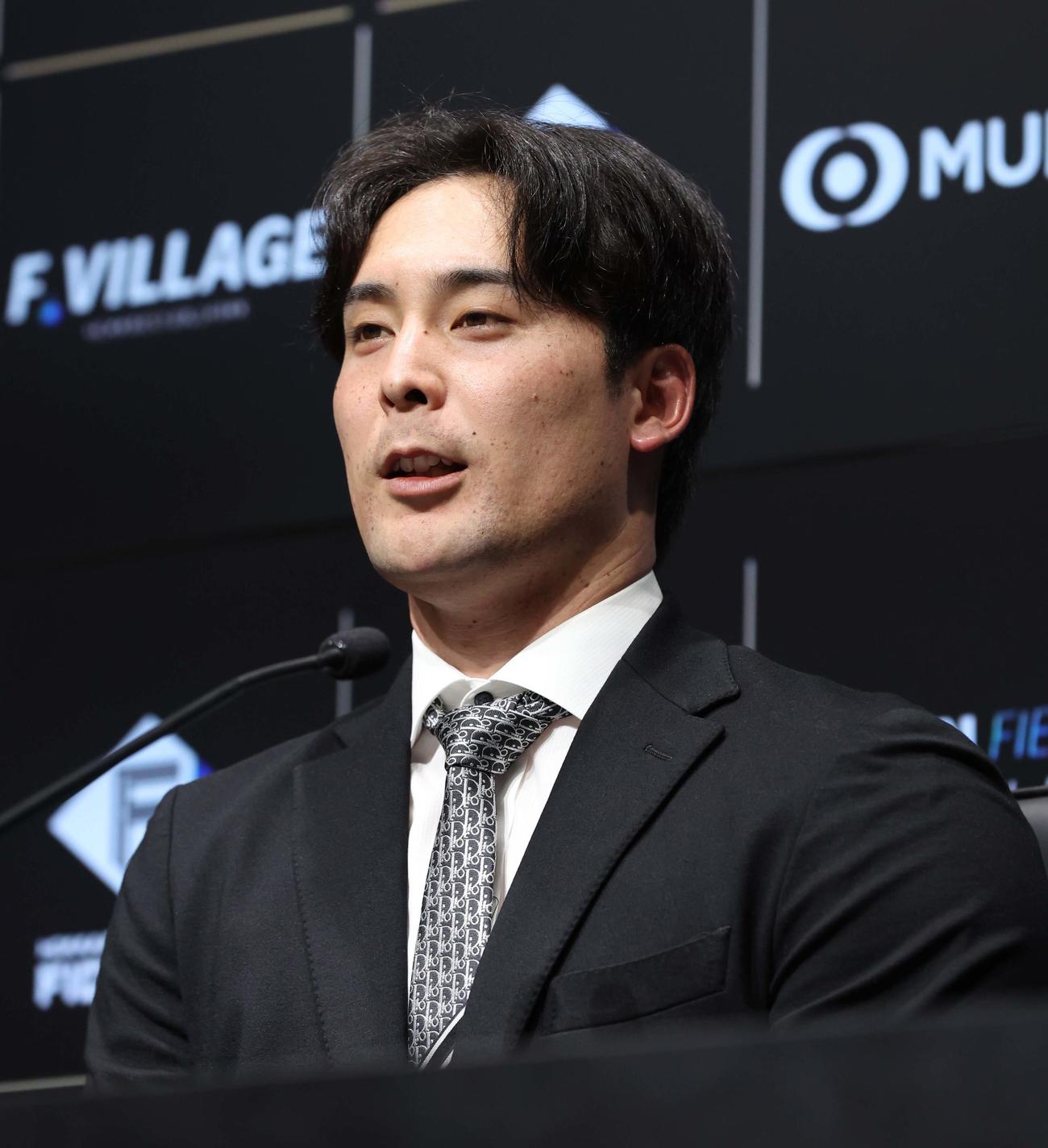 契約更改を終え記者会見する上原（撮影・黒川智章）