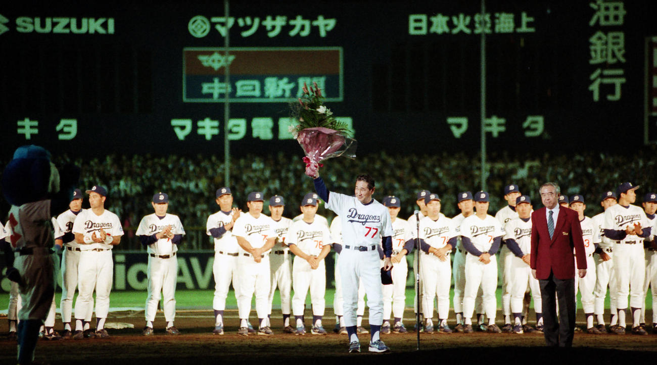 96年10月6日　中日対巨人25回戦　試合後、ナゴヤ球場さよならセレモニーであいさつする星野仙一監督