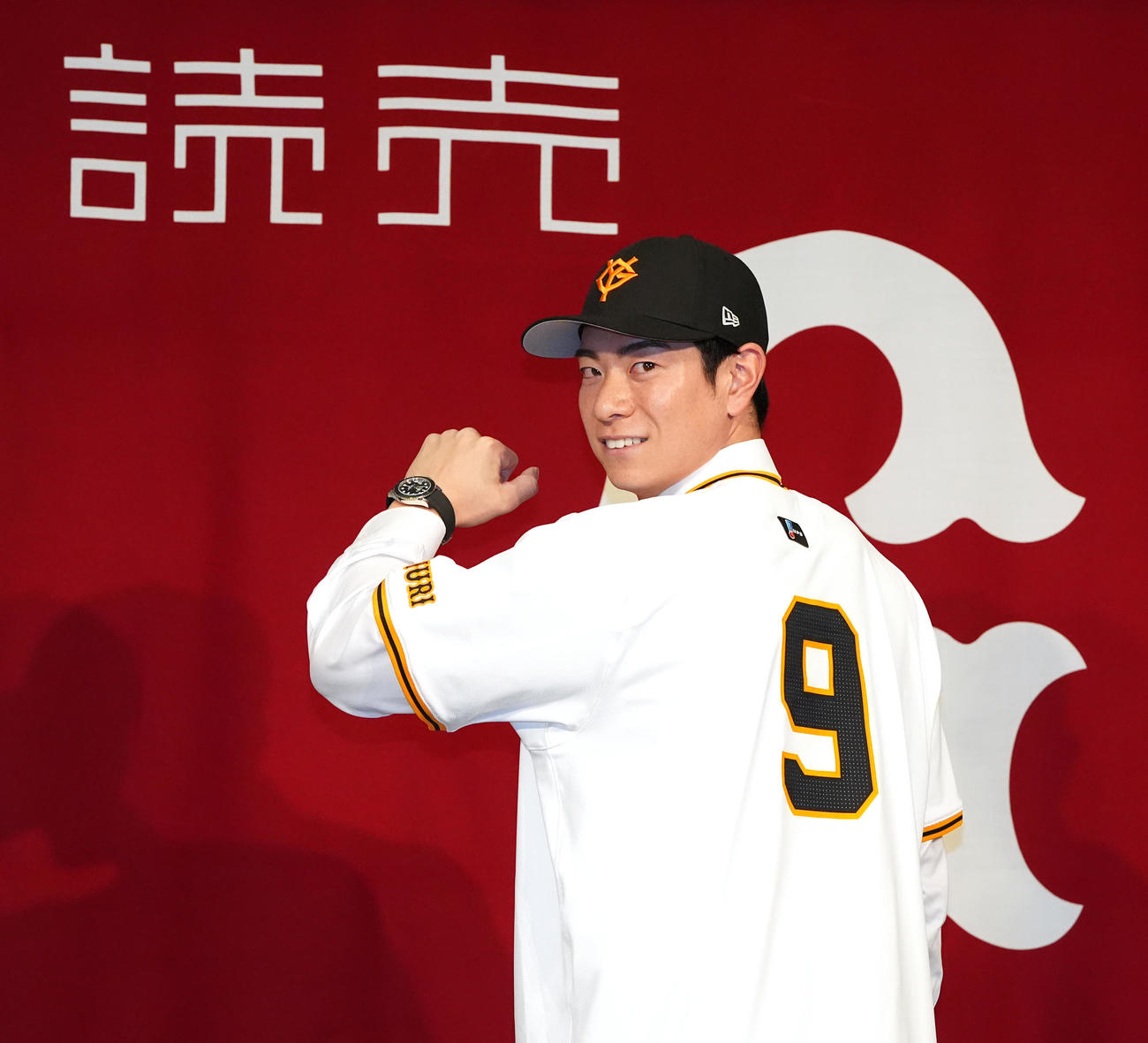 巨人入団会見に臨み、背番号「9」のユニホーム姿で写真に納まる松本（撮影・江口和貴）