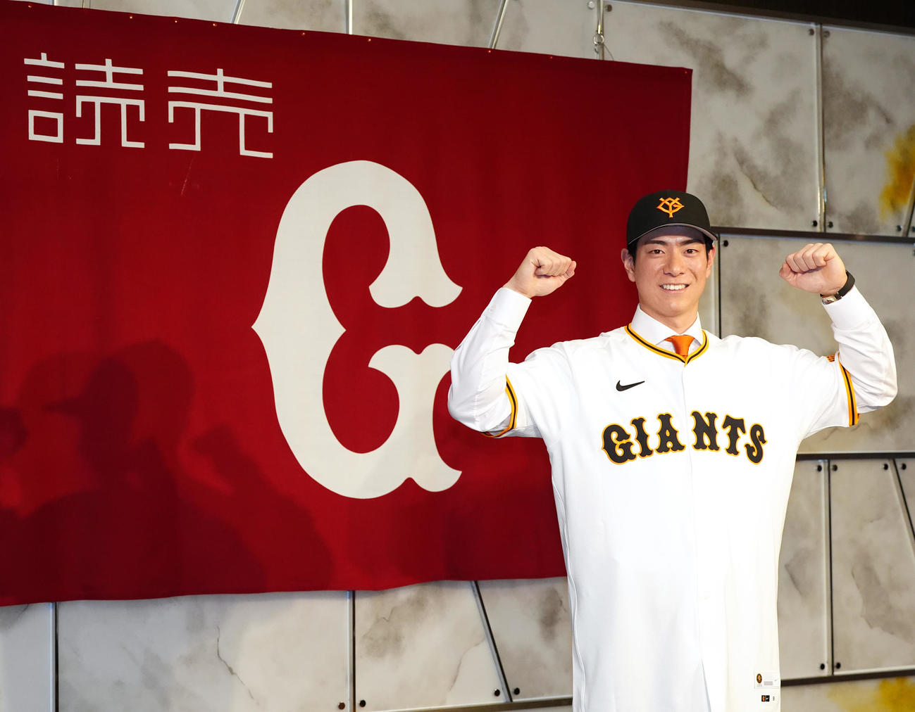 巨人入団会見に臨み、ユニホーム姿で写真に納まる松本（撮影・江口和貴）