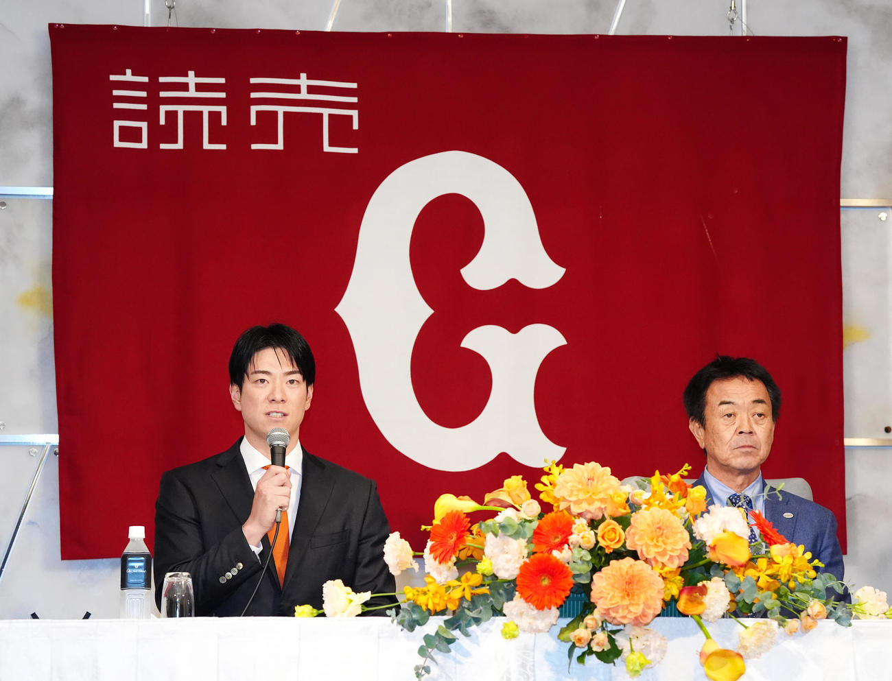 巨人入団会見に臨む松本（左）。右は水野編成本部長（撮影・江口和貴）