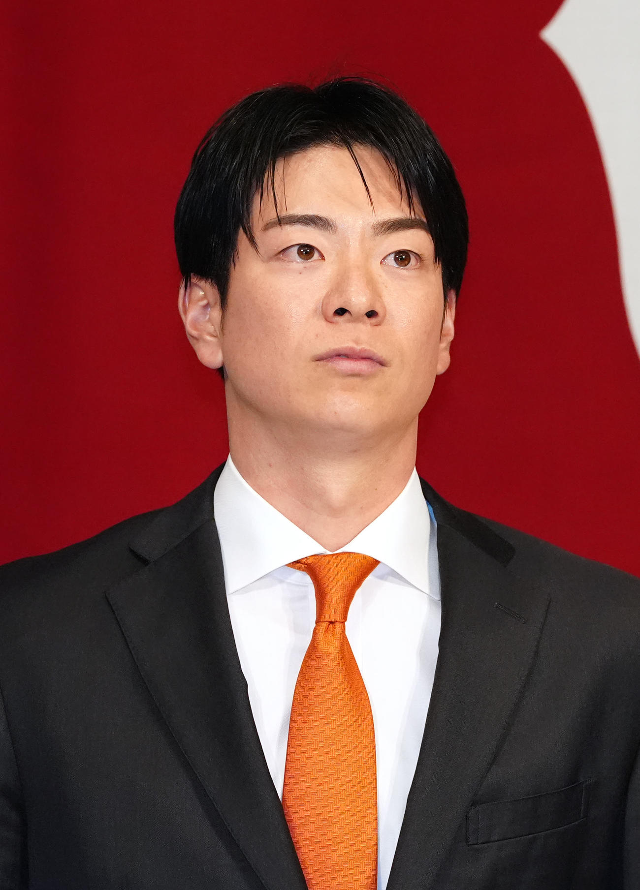 オレンジのネクタイを締め、巨人入団会見に臨む松本（撮影・江口和貴）