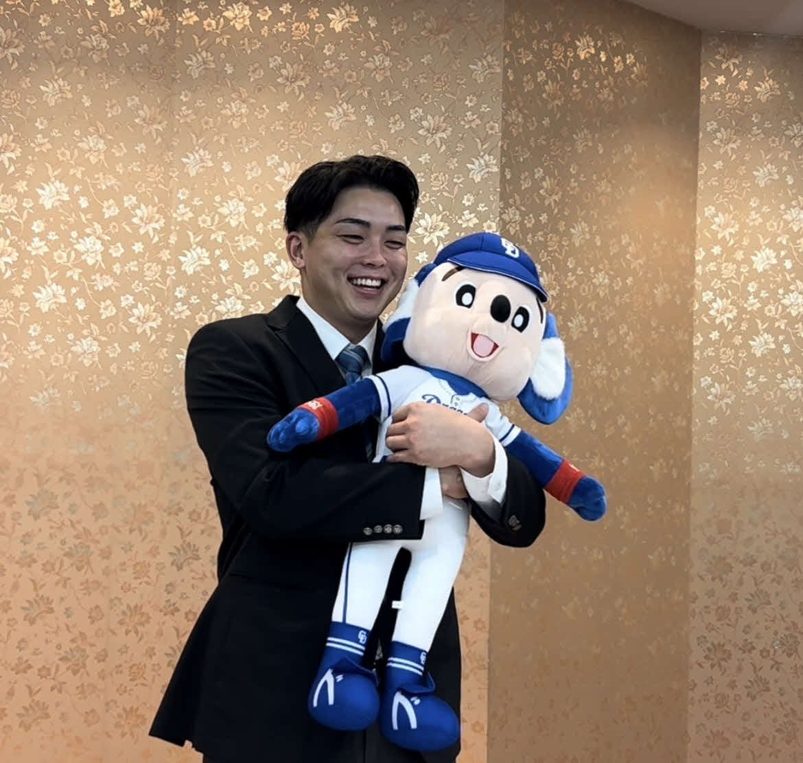 横浜市内のホテルで仮契約に臨み球団マスコットキャラクターのドアラを笑顔で抱きかかえる中日ドラフト1位の青学大・中西