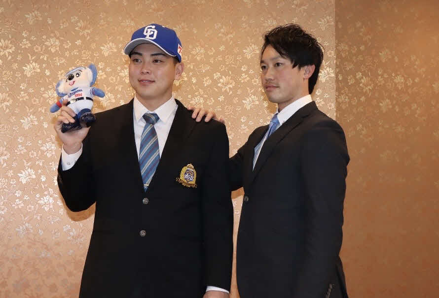 横浜市内のホテルで仮契約に臨み笑顔を見せる中日ドラフト1位の青学大・中西（左）と担当の岡野スカウト