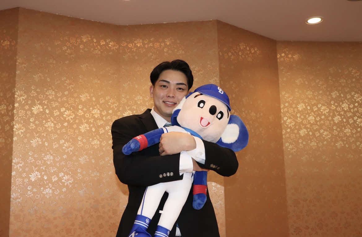 横浜市内のホテルで仮契約に臨み球団マスコットキャラクターのドアラを笑顔で抱きかかえる中日ドラフト1位の青学大・中西