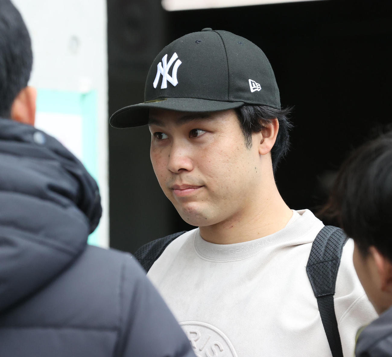 報道陣に囲まれ気軽に対応する藤井（撮影・梅根麻紀）