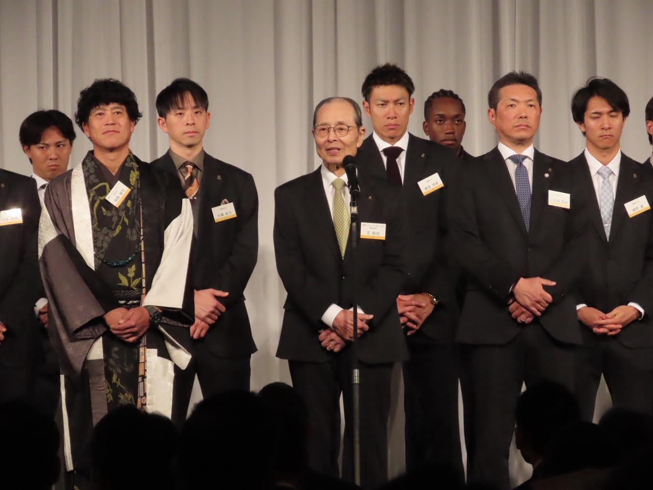 スポンサーパーティーであいさつをするソフトバンク王会長（球団提供）