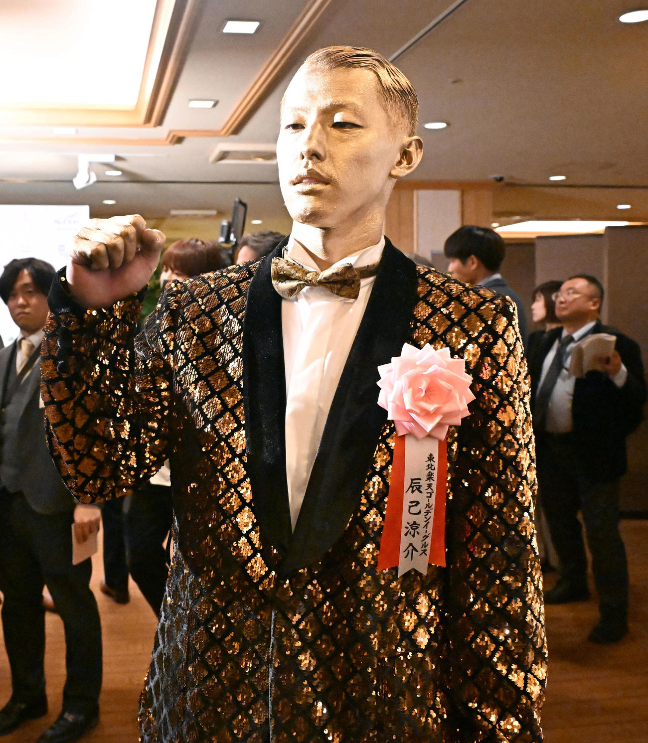 全身金ピカの奇抜なスタイルで三井ゴールデン・グラブ賞の表彰式に出席した楽天辰己（2024年11月撮影）