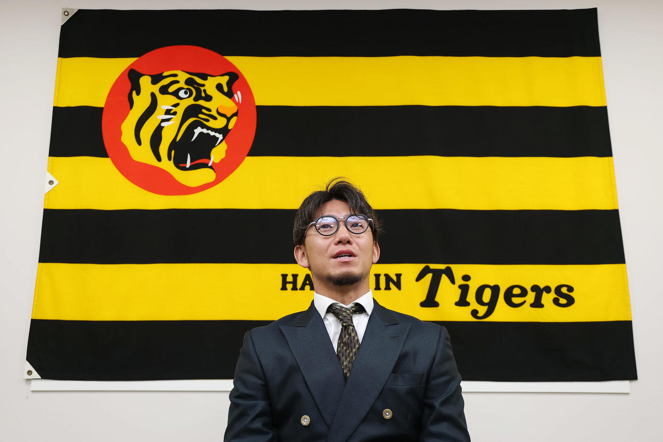 契約更改を終え、会見に臨む阪神伊藤将（撮影・前田充）