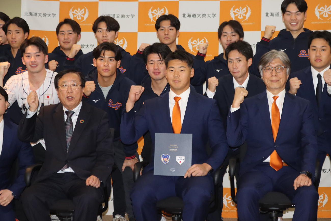 大学日本代表候補合宿に向けた激励会に参加した北海道文教大の西浦（前列中央）（撮影・保坂果那）