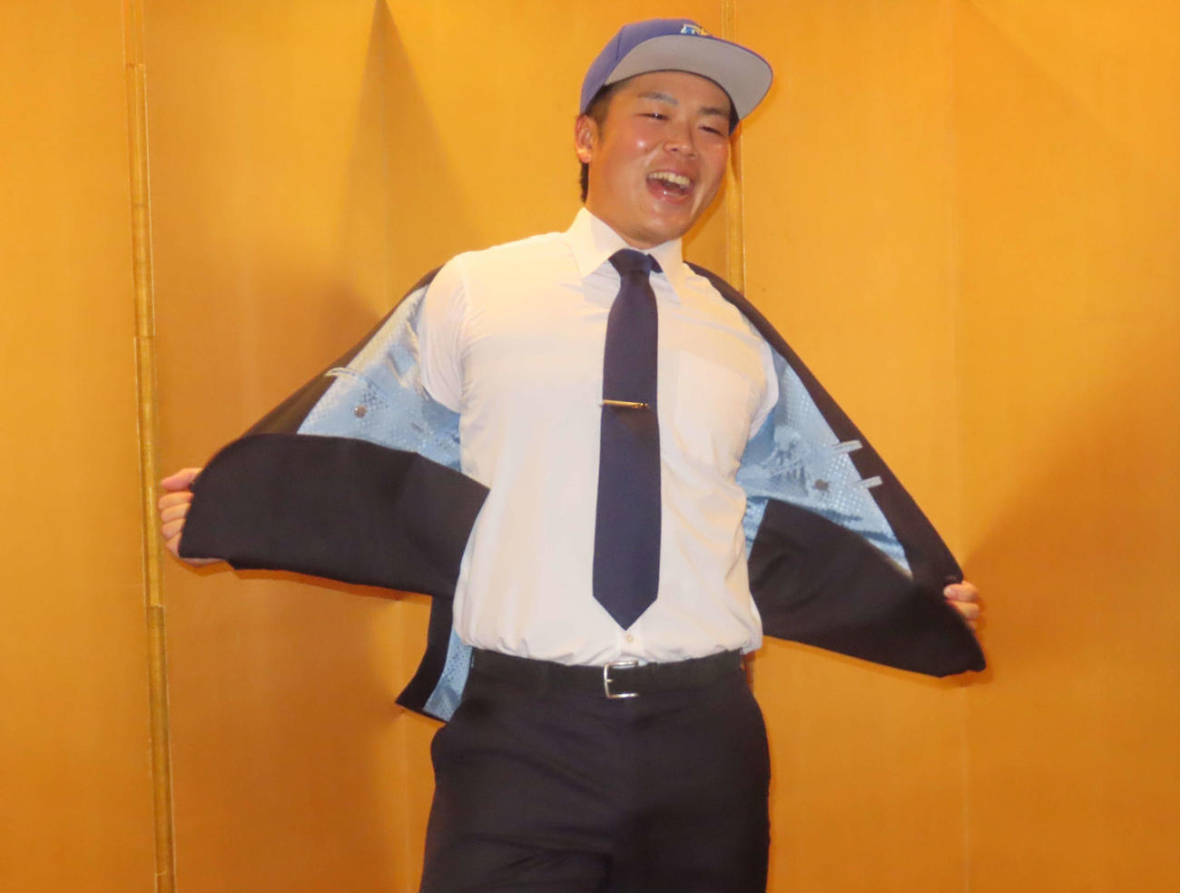 郷ひろみのジャケットプレーをまねるDeNAドラフト4位のHonda片山（撮影・山本佳央）