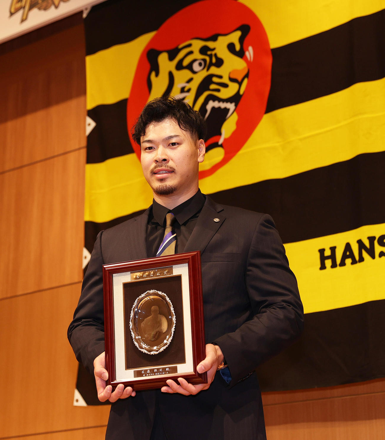 若林忠志賞を受賞した阪神佐藤輝（撮影・上山淳一）