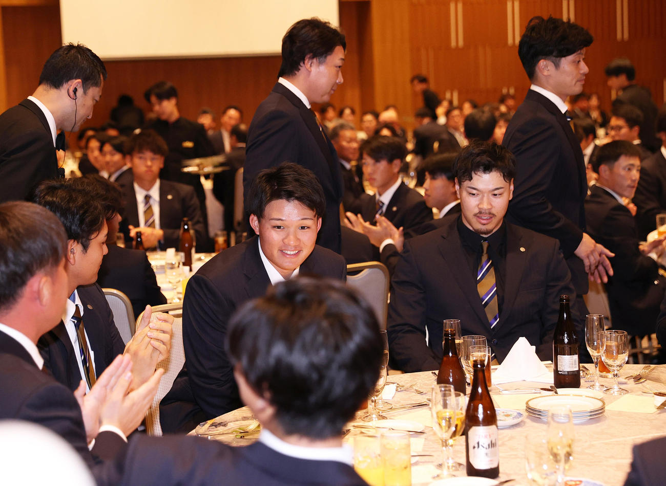 ゴールデン・グラブ賞受賞式を終え阪神球団納会の席に着く森下（左）と佐藤輝ら（撮影・上山淳一）