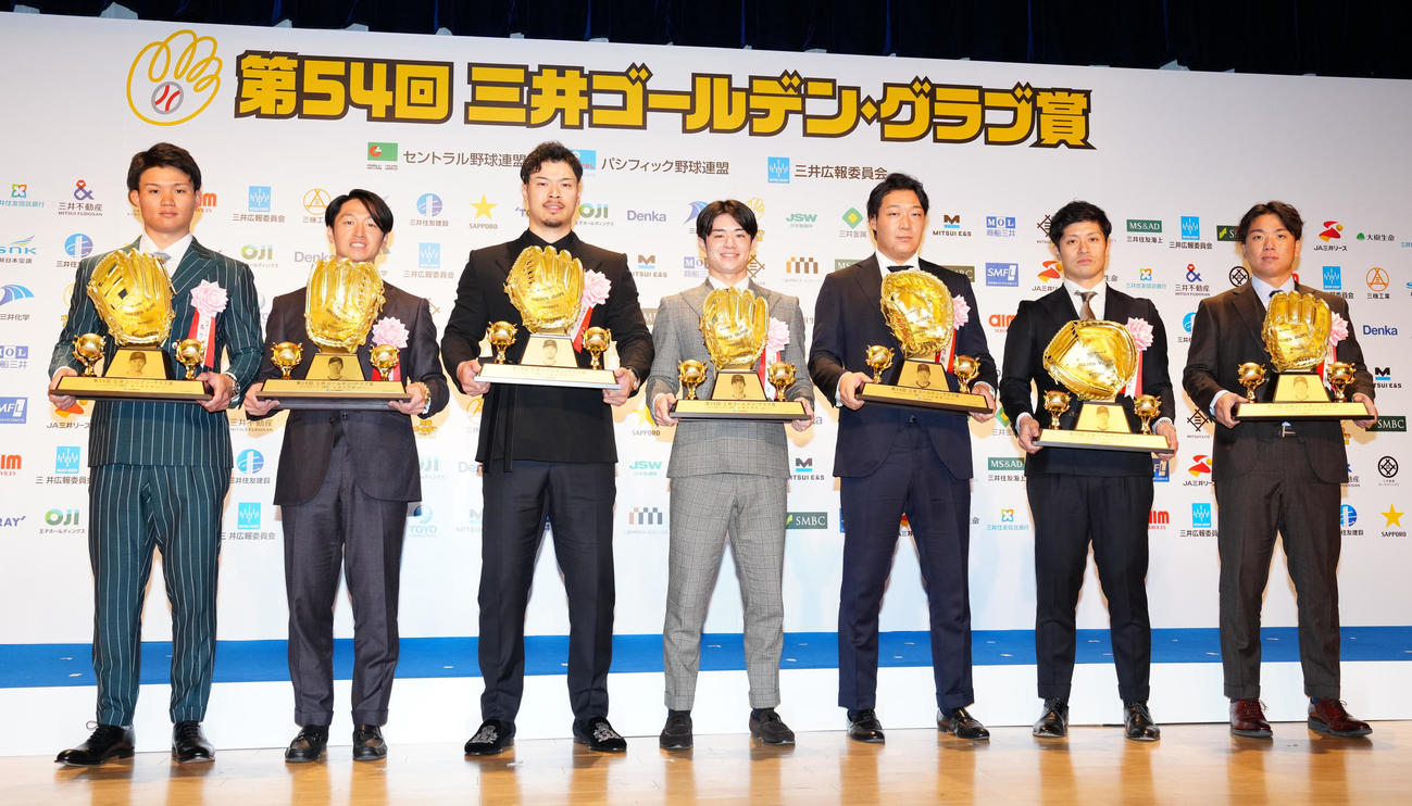 三井ゴールデン・グラブ賞を受賞した阪神の選手たち。左から森下、近本、佐藤輝、中野、大山、坂本、村上（撮影・鈴木みどり）