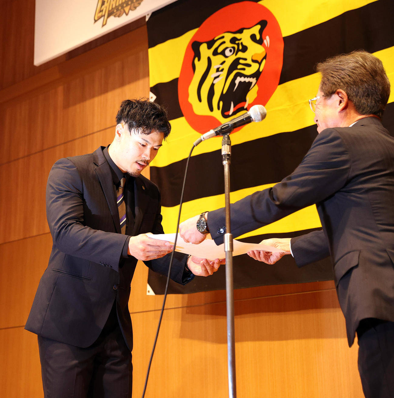 若林忠志賞を受賞し粟井社長（右）から賞状を受け取る佐藤輝（撮影・上山淳一）