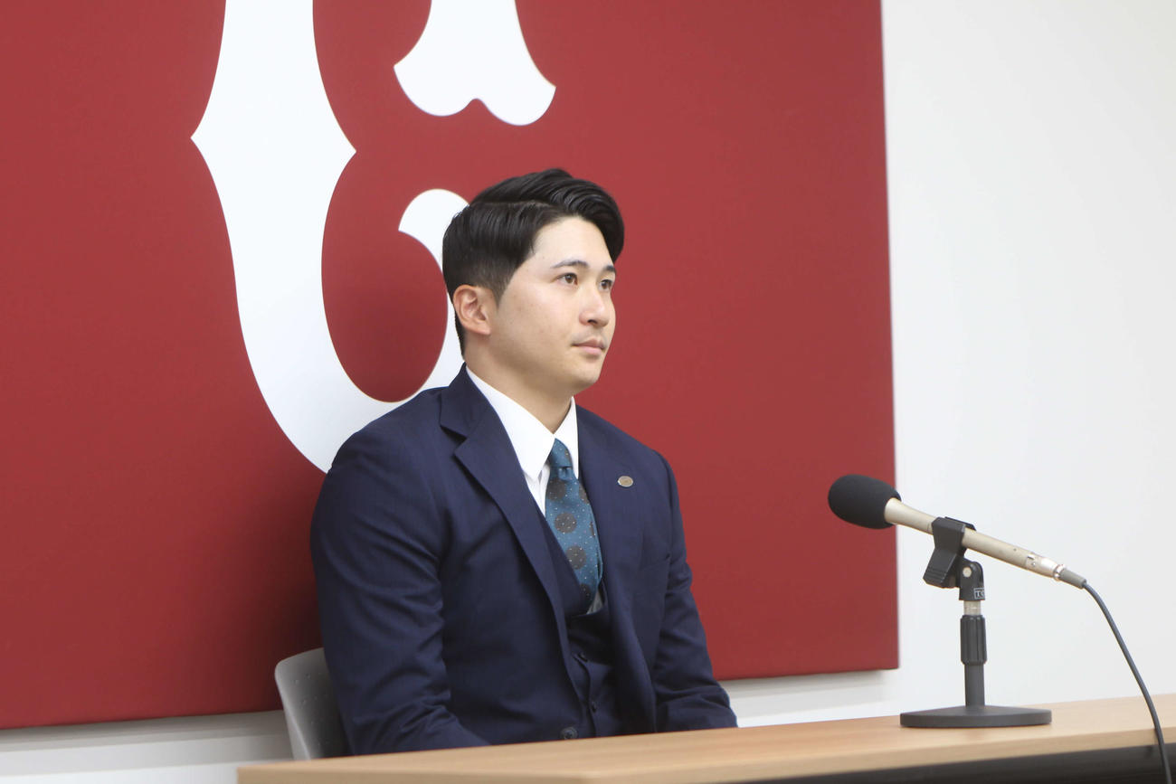 契約更改を終えて会見する泉口