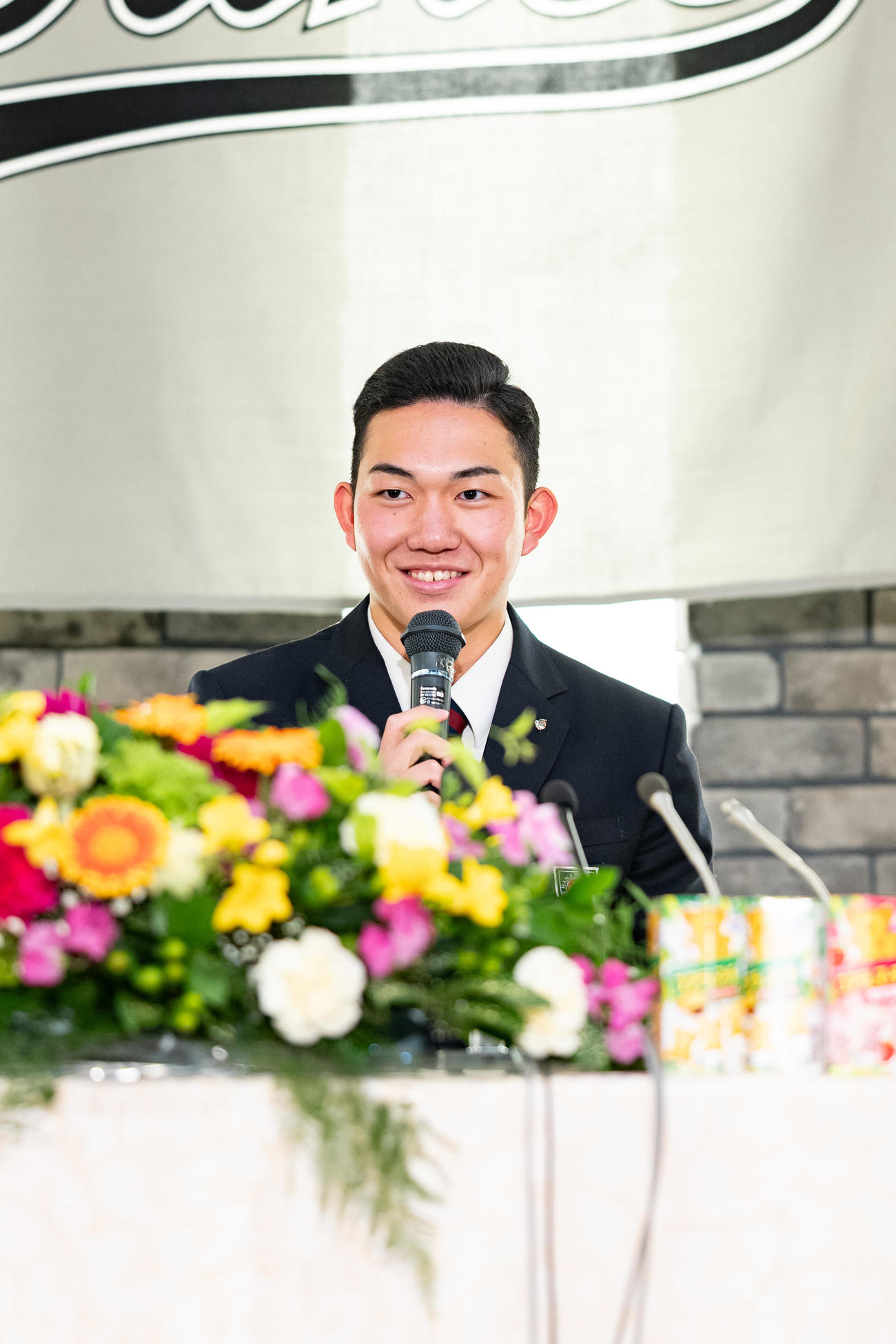 仮契約をおこなったロッテドラフト1位の石垣（撮影・星夏穂）
