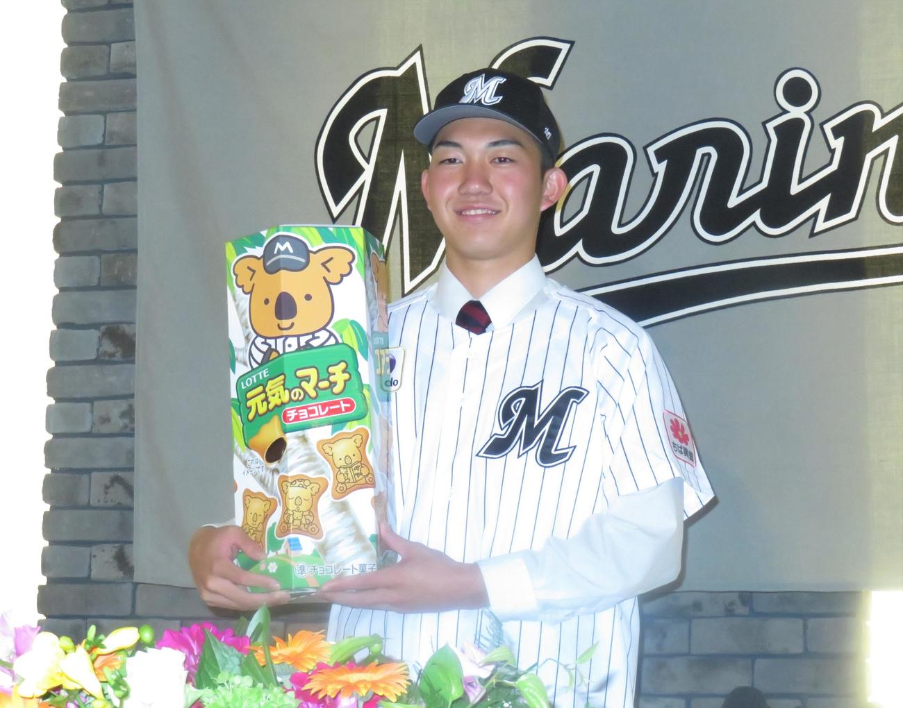 仮契約をおこなったロッテドラフト1位の石垣（撮影・星夏穂）