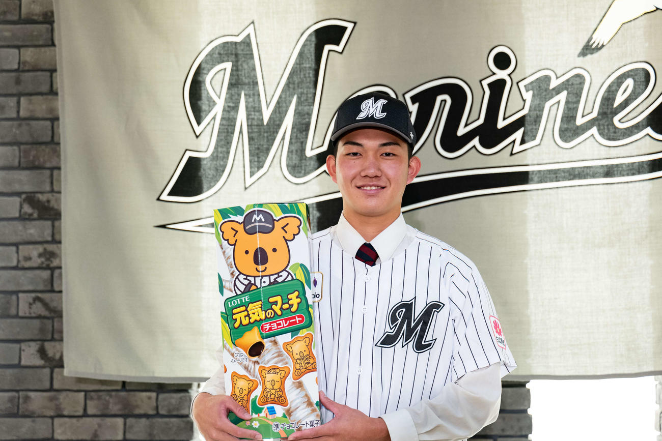 仮契約をおこなったロッテドラフト1位の石垣（撮影・星夏穂）