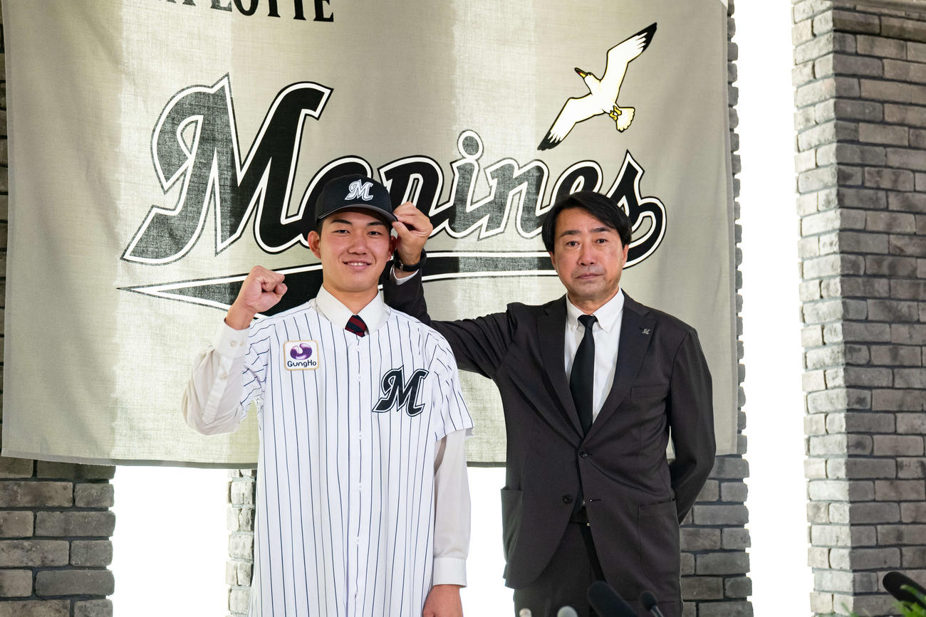 仮契約をおこなったロッテドラフト1位の石垣（左）と中川担当スカウト（撮影・星夏穂）