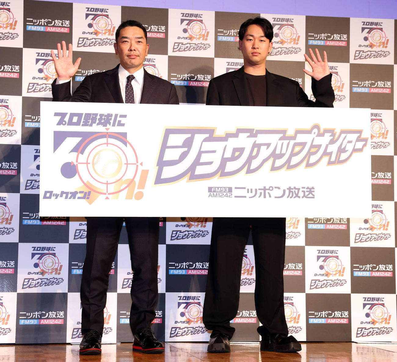 ニッポン放送ショウアップナイター2026カンファレンスでトークショーに登場した巨人阿部監督（左）と山崎は手を振る（撮影・浅見桂子）