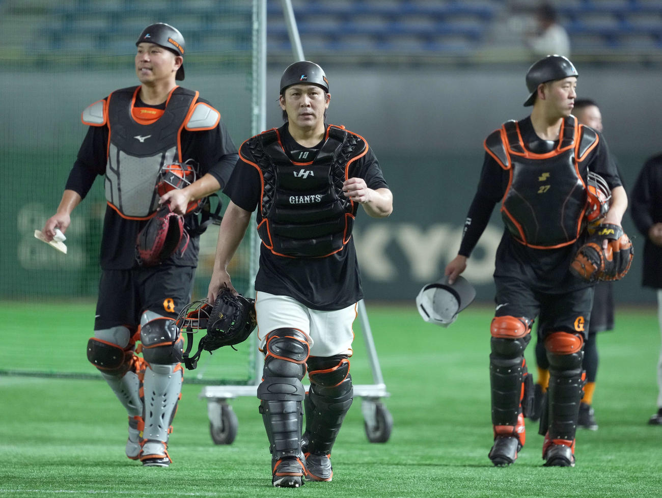 巨人の捕手陣。左から大城卓三、甲斐拓也、岸田行倫（2025年3月撮影）