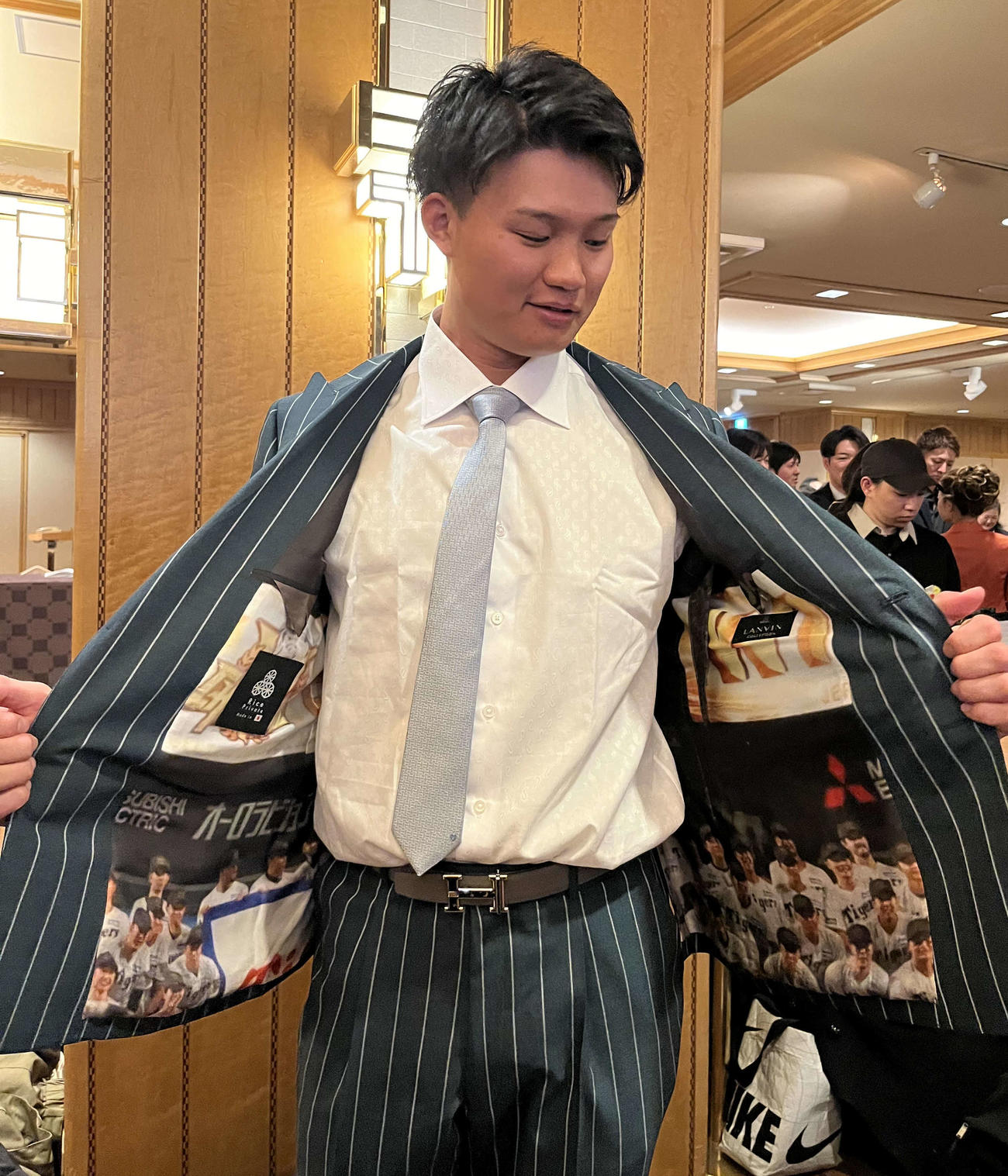 リーグ優勝時の集合写真が印刷されたスーツの裏地を見せる阪神森下翔太外野手