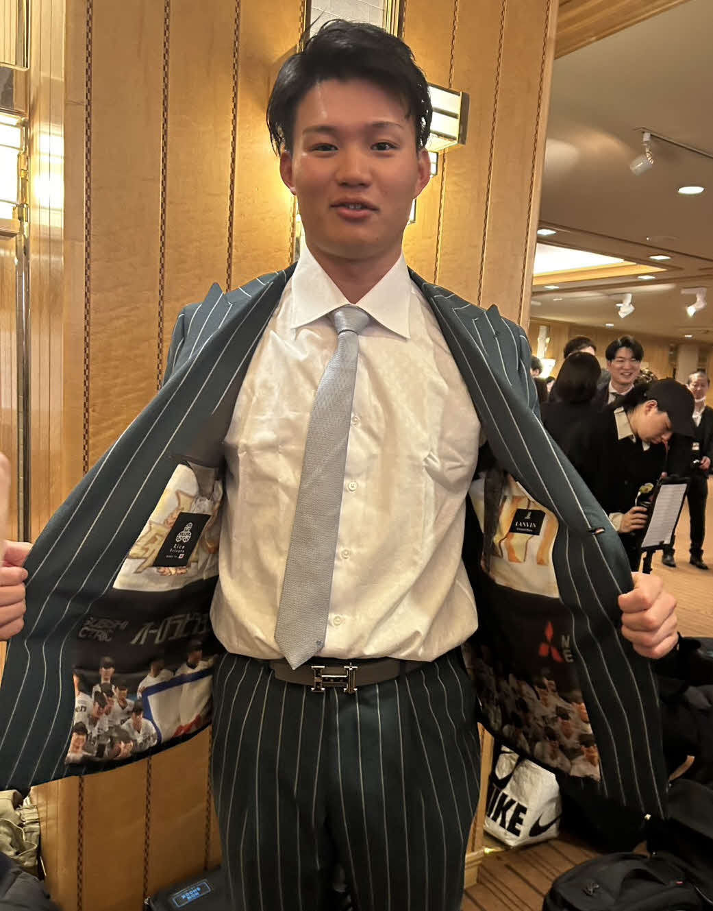 リーグ優勝時の集合写真が印刷されたスーツの裏地を見せる阪神森下翔太外野手