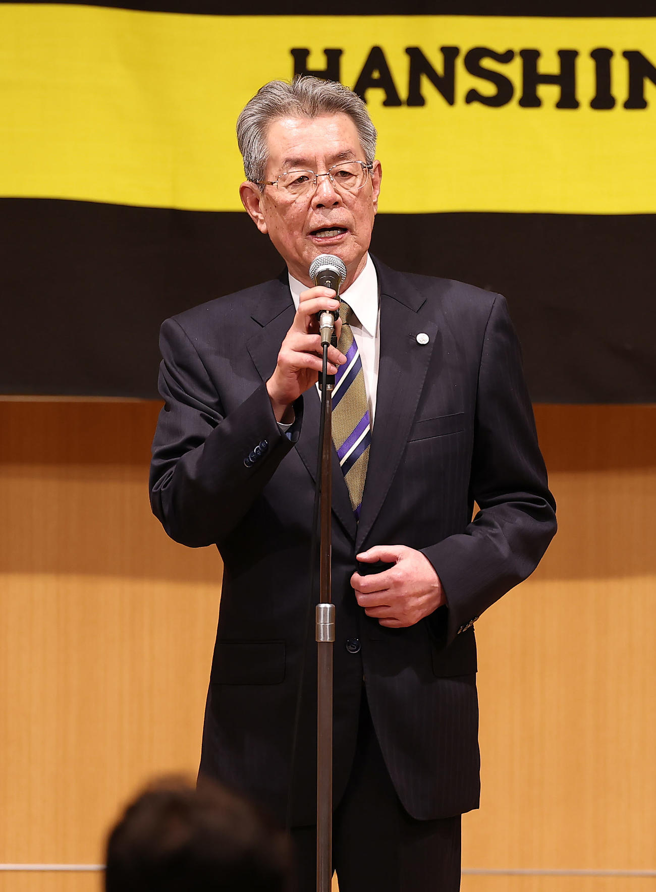球団納会であいさつする阪神秦オーナー（撮影・前田充）