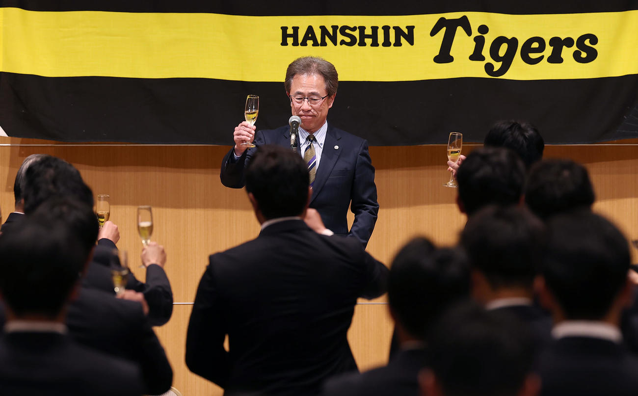 球団納会で乾杯の音頭をとる阪神粟井球団社長（撮影・前田充）